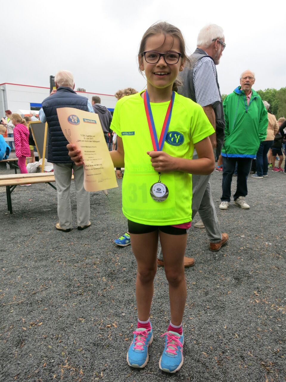 Jüngere und ältere Athleten gemeinsam beim OSC-Sparda-Lauf